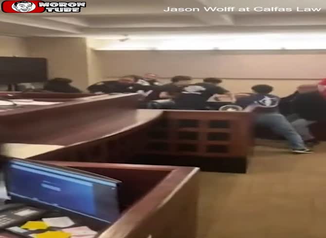 Video :An irate family attacked the murder suspect during the trial